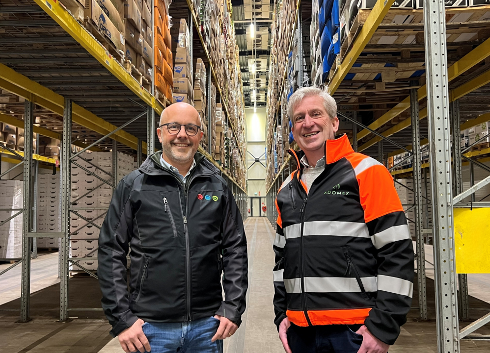 Bob Goedemans (Coloríginz) en Gerard Wijma (Adomex) tijdens het officiële moment van de overdracht van de groenactiviteiten.