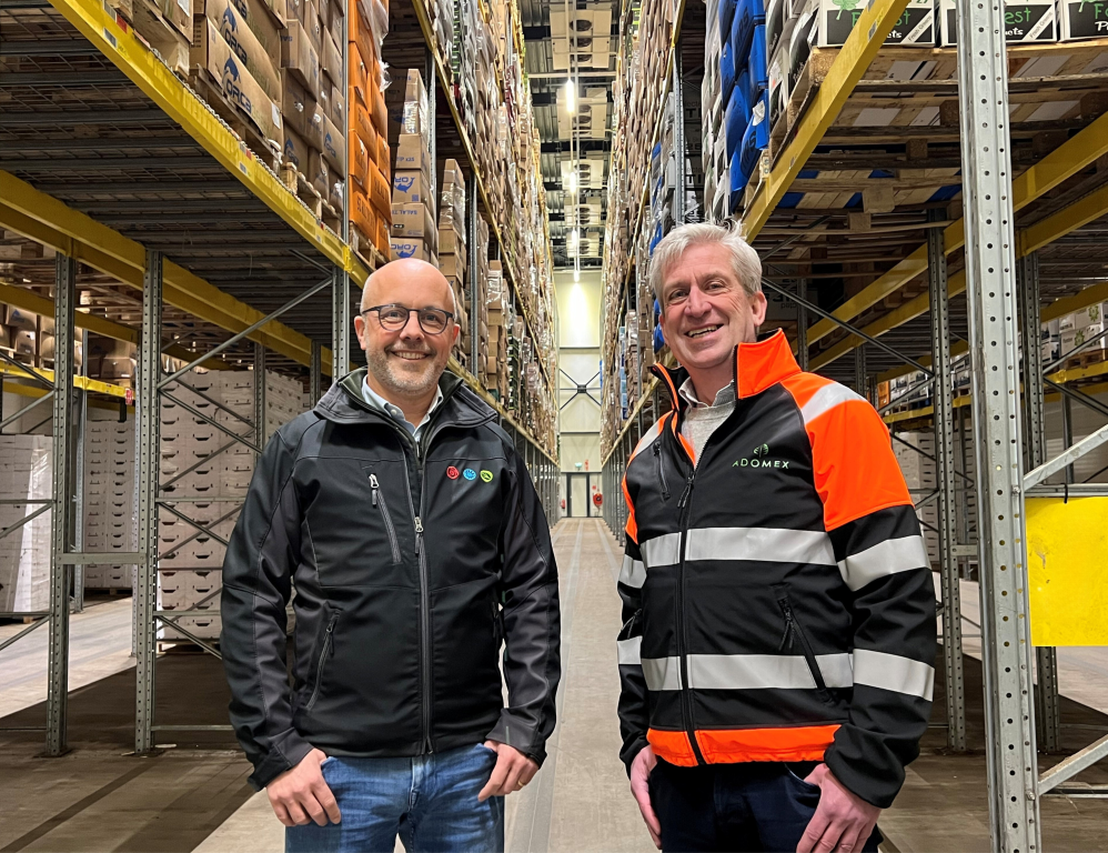 Bob Goedemans (Coloríginz) en Gerard Wijma (Adomex) tijdens het officiële moment van de overdracht van de groenactiviteiten.