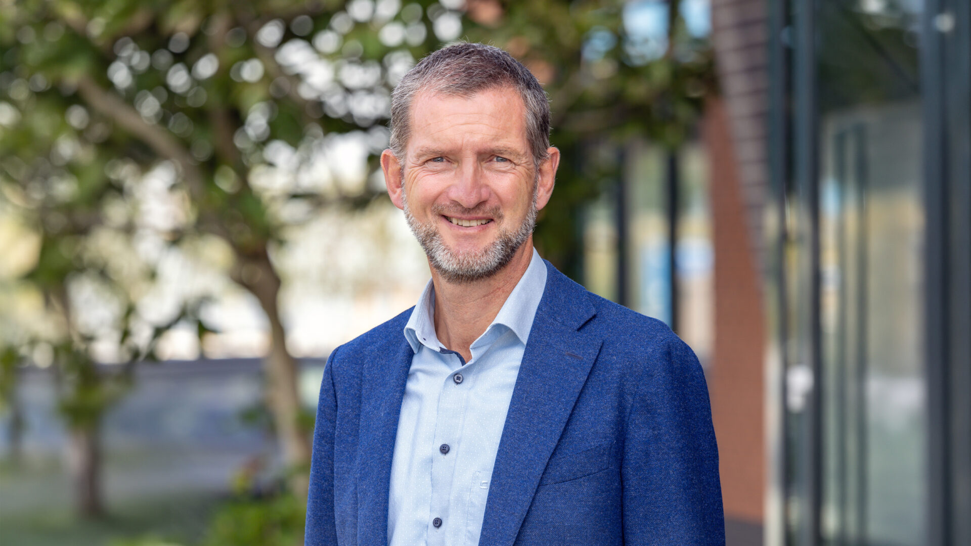 Portret of Michel van Hout, CIO of Dutch Flower Group, voor het DFG-kantoor.