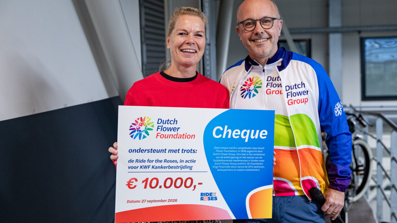 Presentation of a €10,000 cheque from Dutch Flower Foundation to the Dutch Cancer Society (KWF) during Ride for the Roses 2026.
